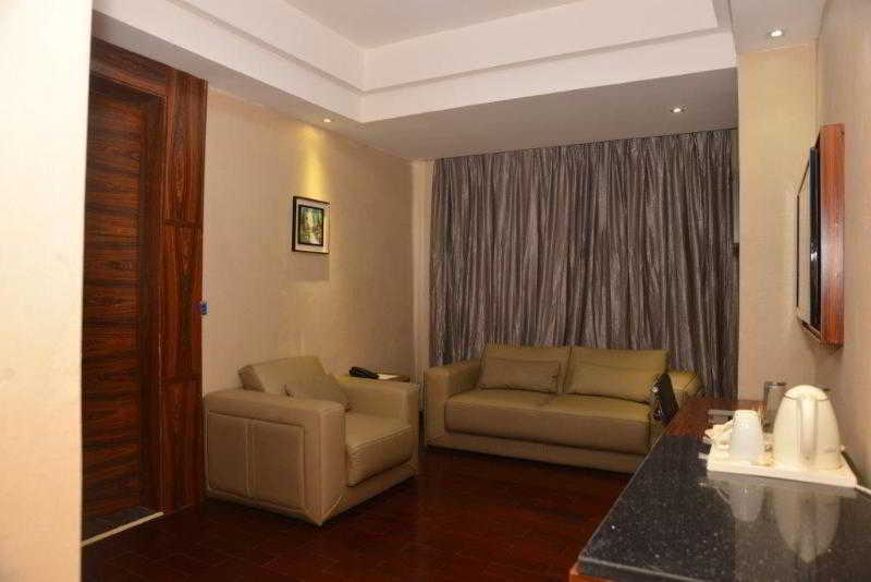 Golden Tulip Essential Lagos Airport Hotel Extérieur photo